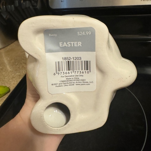 Ceramic (Easter) bunny holding egg - Picture 4 of 4